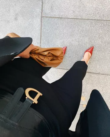 Dior cinturón negro de Carla Hinojosa en la cuenta de Instagram @carlahinojosar