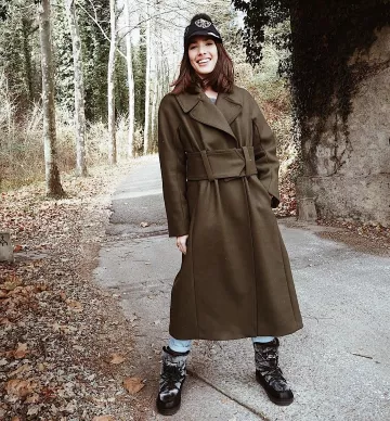 Abrigo de mezcla de lana verde caqui de Ana Moya en la cuenta de Instagram @anamoyacalzado