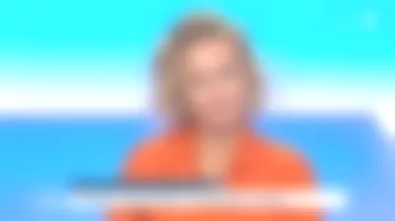 La blouse orange satinée de Caroline Roux dans C dans l'air