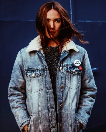 Chaqueta vaquera forrada de imitación de Ana Moya en la cuenta de Instagram @anamoyacalzado