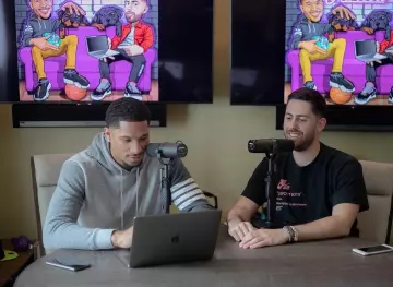 Le sweat à capuche à patch logo Thom Browne de Josh Hart sur le compte Instagram de @jhart