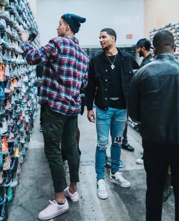 Les sneakers Nike Classic Cortez X Nathan Bell Pink de Kyle Kuzma sur le compte Instagram de @jhart