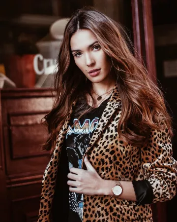 Gold and white watch of Ana Moya on the Instagram account @anamoyacalzado