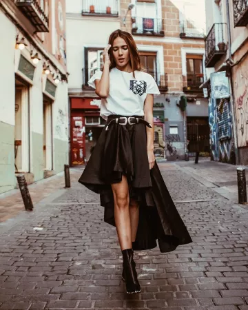 Cinturón de cuero negro de Ana Moya en la cuenta de Instagram @anamoyacalzado