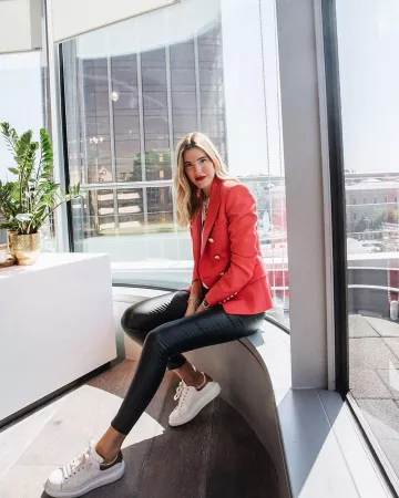 Teoría legging de cuero negro de Carla Hinojosa en la cuenta de Instagram @carlahinojosar