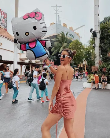 El vestido de efecto satén fruncido de Léna Situations en la cuenta de Instagram de @lenamahfouf