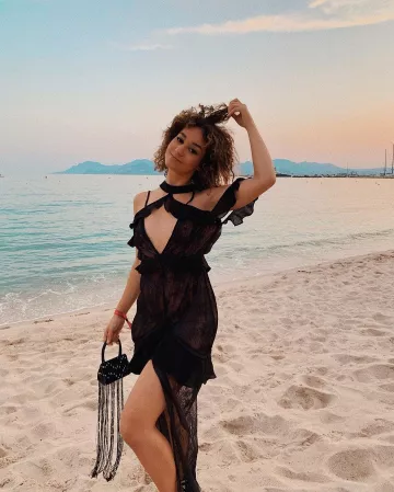 Le sac à main noir à franges de Léna Si­tua­tions sur le compte Instagram de @lenamahfouf