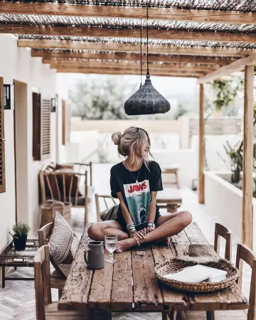 The t-shirt Jaws of Jacqueline Mikuta on his account Instagram @mikutas