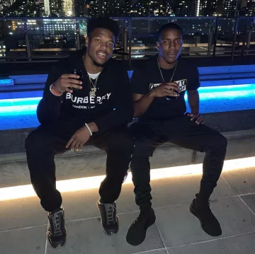 The hoody with printed logo Burberry Dennis Smith Jr. on the account Instagram of @desmith4