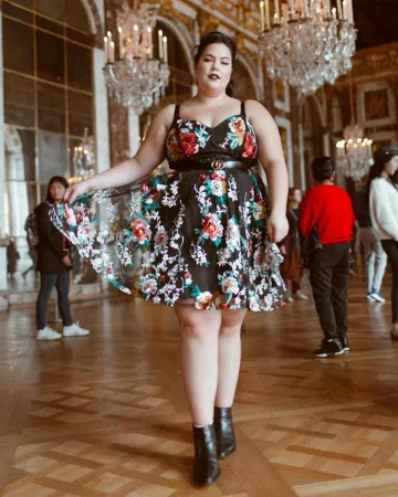 La robe noire à fleurs Torrid portée par Natasha Polis sur son compte Instagram @tashapolis