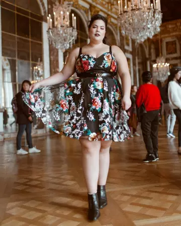 La robe noire à fleurs Torrid portée par Natasha Polis sur son compte Instagram @tashapolis