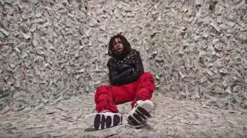 Le pantalon rouge 99% is de J. Cole dans son clip ATM