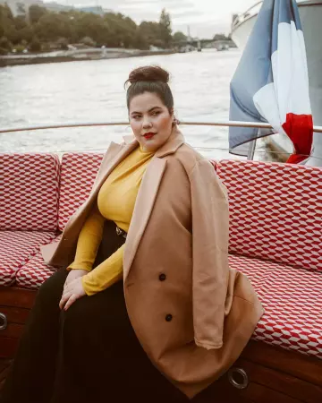Le manteau camel de Natasha Polis sur son compte Instagram @tashapolis