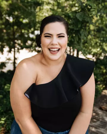 Le top noir asymétrique de Natasha Polis sur son compte Instagram @tashapolis