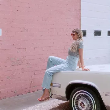 Le jean bleu clair taille haute  porté par Zoé Bassetto   sur le compte Instagram de @zoebassetto 