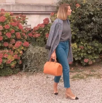 Les salomés beiges à bouts noirs  portées par Zoé Bassetto   sur le compte Instagram de @zoebassetto 