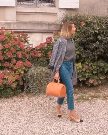 Le manteau à carreaux de Zoé Bassetto sur le compte Instagram de @zoebassetto