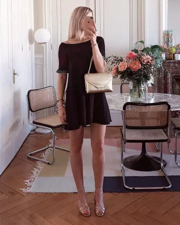 Le sac à main doré de Zoé Bassetto sur le compte Instagram de @zoebassetto