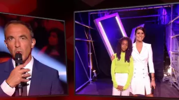 La mini jupe (dispo en blanche) de Karine Ferri dans The Voice Kids (FR)