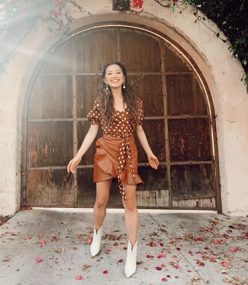 La falda marrón corta de Jenn Im en la cuenta de Instagram de @imjennim