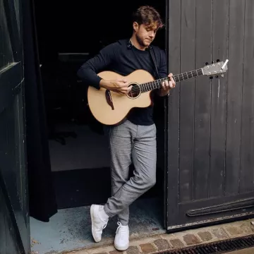 The gray pants Club Monaco worn by Niall Horan on his account Instagram @niallhoran 