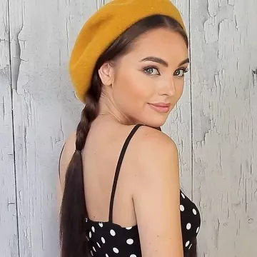 Le béret jaune porté par Jackie Wyers sur le compte Instagram de @jackiewyers