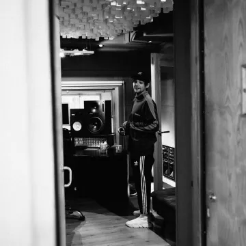 Le sweatshirt Nautica porté par Louis Tomlinson sur son compte Instagram @lthqofficial 