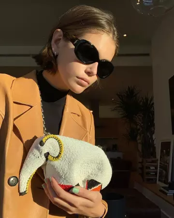 Les lunettes de soleil noires de Kaia Jordan Gerber sur le compte Instagram de @kaiagerber