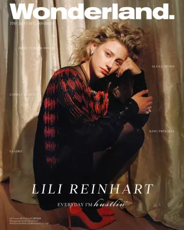 Les escarpins rouges de Lili Reinhart sur le compte Instagram de @lilireinhart