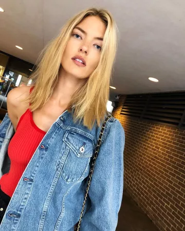 The jean jacket of Martha Hunt on the account Instagram of @marthahunt