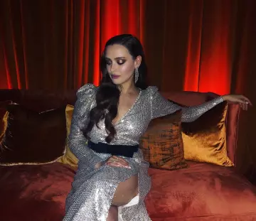 La robe à sequins argentée de Katherine Langford sur le compte Instagram de @katherinelangford