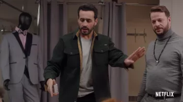 Le manteau vert kaki à deux poches porté par Jonathan Cohen dans Family Business (Saison 1)