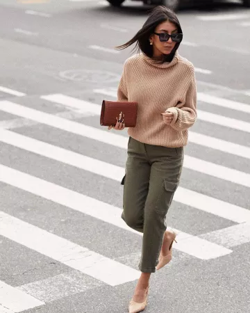 Pantalon cargo vert kaki de Kayla Seah sur le compte Instagram de @kayla_seah