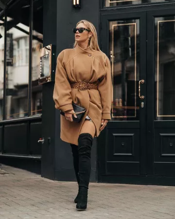 El amplio menteau beige de Aurelie van daelen en la cuenta de Instagram de @aurelievandaelen