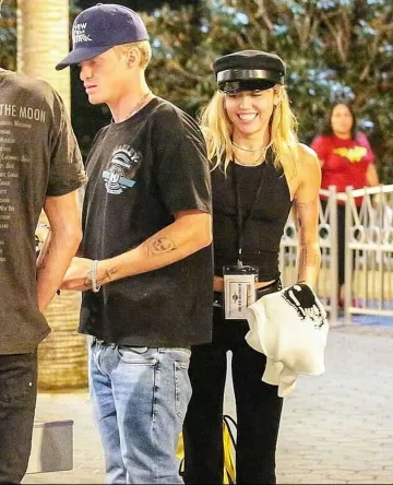 Moschino Cordon de serrage Sac à dos porté par Miley Cyrus Universal Studio Halloween Horror Nights 26 octobre 2019