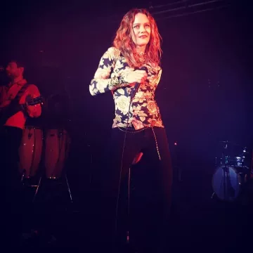 Frame Le Color Cropped Mid Rise Skinny Jeans worn by Vanessa Paradis Les Sources Tour Concert in La Bam October 25, 2019