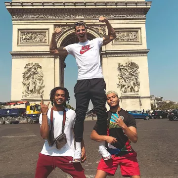 The pair of Nike Air Zoom Spiridon Flag international scope by Prime on his account Instagram @primetimefut 