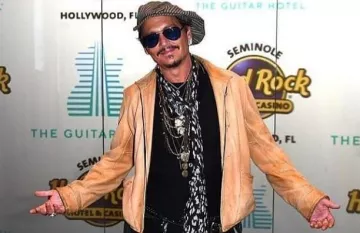 Al bane chaleco de vampiros de Hollywood personalizado usado por Johnny Depp Apertura del Seminole Hard Rock Hotel and Casino 24 de octubre de 2019