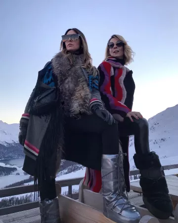 Gafas de sol cuadradas de Givenchy en acetato y metal de Elisa Taviti en la cuenta de Instagram @elisataviti