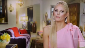 MSGM rose une épaule mini robe portée par Kameron Westcott dans Le Real Housewives of Dallas Saison 04 Episode 08