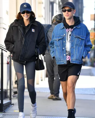 Carhartt Wip Detroit Canvas Jacket en negro usado por Kaia Jordan Gerber Ciudad de Nueva York 24 de octubre de 2019