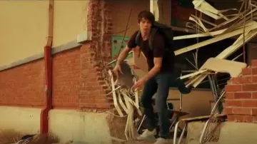 Vans Au­then­tic in True White worn by Samaira Dean (Sophie Simnett) Daybreak Season 1 Episode 1