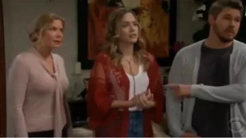 Peuple libre Floral Rouge Kimono Veste portée par l'Espoir de Logan (Anne, Noëlle) comme on le voit sur Le Gras et le Beau 25 octobre 2019