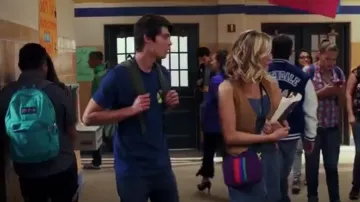 Clare v. Midi Bag usado por Samaira Dean (Sophie Simnett) en Daybreak Temporada 01 Episodio 01