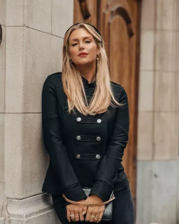 El abrigo negro de oficial de IKKS de Aurelie van daelen en la cuenta de Instagram de @aurelievandaelen