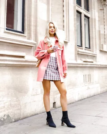Revisa la minifalda boucle de Lauren en la cuenta de Instagram @imlaurenblack