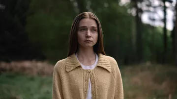 Collier jaune Cardigan porté par Alyssa (Jessica Barden) à la Fin de La F***ing Monde (Saison 2)