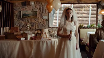 Robe de Mariée blanche porté par Alyssa (Jessica Barden) à la Fin de La F***ing Monde (Saison 2)
