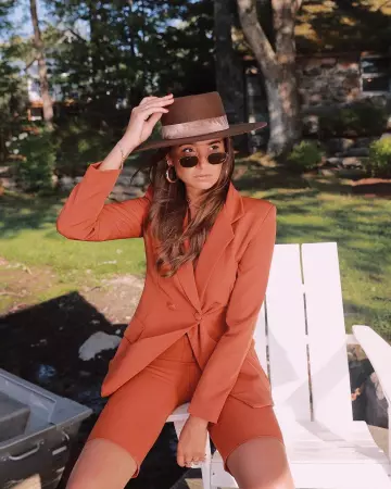 The costume coral Danielle Bernstein on her account Instagram of @weworewhat