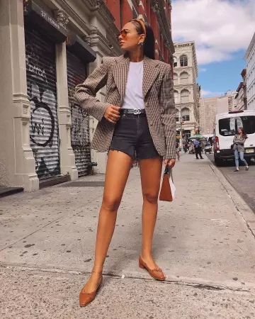 The shorts in black jeans Danielle Bernstein on the account Instagram of @weworewhat